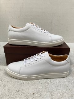 R.M.WILLIAMS MENS SURRY LEATHER TRAINERS IN WHITE- UK SIZE 12- RRP £96.00: LOCATION - G10