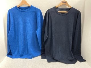 R.M.WILLIAMS HOWE LAMBSWOOL SWEATER IN BLACK- UK SIZE M TO INCLUDE R.M.WILLIAMS BELLFIELD LAMBSWOOL JUMPER IN BLUE- UK SIZE M : RRP £103.99: LOCATION - G11