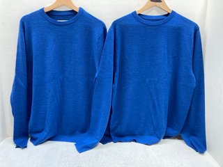 2 X R.M.WILLIAMS LAMBSWOOL SWEATERS IN BLUE- UK SIZE M : COMBINED RRP £207.00: LOCATION - G11