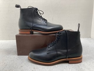 R.M.WILLIAMS LIMITED EDITION RANDWICK MENS LACE UP LEATHER BOOTS IN BLACK - UK SIZE 8 : RRP £340.00: LOCATION - G11