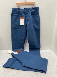 2 X PAIRS OF R.M.WILLIAMS LOXTON REGULAR FIT JEANS IN BLUE- UK SIZE M : COMBINED RRP £190.00: LOCATION - G12