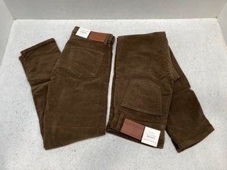 2 X PAIRS OF R.M.WILLIAMS LOXTON REGULAR FIT TAPERED LEG JEANS IN BROWN - UK SIZE M : COMBINED RRP £190.00: LOCATION - G12