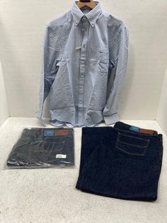 2 X PAIRS OF R.M.WILLIAMS LOXTON REGULAR FIT JEANS IN DARK DENIM- UK SIZE W44"/L32" TO INCLUDE R.M.WILLIAMS COLLINS BUTTON DOWN REGULAR FIT SHIRT IN BLUE/WHITE- UK SIZE M: LOCATION - G12