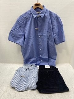 3 X ASSORTED MENS R.M.WILLIAMS CLOTHING ITEMS IN VARIOUS SIZES TO INCLUDE COLLINS BUTTON DOWN SHIRT IN BLUE/WHITE- UK SIZE M: LOCATION - G12