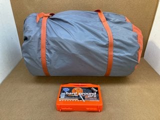 VANGO SHANGRI LA LIGHT 15 TOG DOUBLE SLEEPING BAG IN CLOUD GREY/ORANGE- RRP £99.00 TO INCLUDE SET OF HARD GROUND PRO TENT & AWNING PEGS: LOCATION - G14