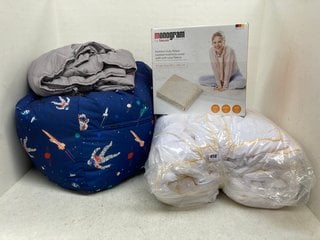 4 X ASSORTED HOUSEHOLD ITEMS TO INCLUDE SPACEMAN BEAN BAG IN NAVY: LOCATION - F8