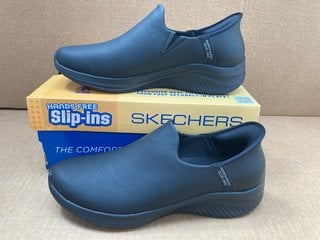 PAIR OF WOMENS SKECHERS ULTRA FLEX ALL SMOOTH MEMORY FOAM SLIP ON TRAINERS IN BLACK - SIZE UK 8: LOCATION - F4