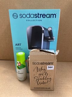 SODASTREAM COLLECTION ART SPARKLING WATER MAKER MEGA PACK INCLUDES 2X 1L BPA BOTTLE & 4 X ASSORTED SPARKLING DRINK MIXERS (GAS CANISTER NOT INCLUDED): LOCATION - F3