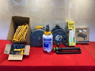 QTY OF ASSORTED OUTDOOR ITEMS TO INCLUDE HOZELOCK STANDARD 7 LITRE PRESSURE SPRAYER & HOZELOCK 30M HOSE REEL: LOCATION - F1