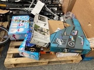 PALLET OF ASSORTED CHILDRENS SCOOTERS TO INCLUDE INERT FS2+ NEO CHROME FREESTYLE SCOOTER: LOCATION - B5 (KERBSIDE PALLET DELIVERY)