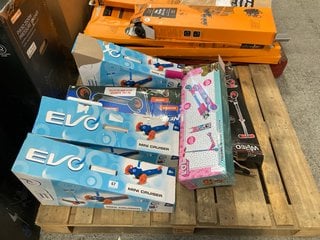 6 X ASSORTED CHILDRENS SCOOTERS TO INCLUDE EVO MINI CRUISER IN BLUE: LOCATION - B5