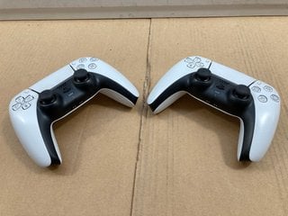 2 X PS5 DUAL SENSE WIRELESS CONTROLLERS IN WHITE: LOCATION - AR7