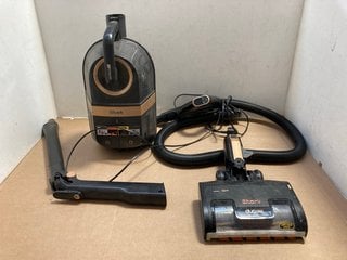 SHARK CZ500UKT DUO CLEAN CYLINDER BAGLESS VACUUM CLEANER: LOCATION - AR7