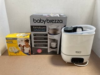 3 X ASSORTED BABY ITEMS TO INCLUDE MEDELA FREESTYLE DOUBLE ELECTRIC BREAST PUMP: LOCATION - AR9