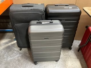 3 X JOHN LEWIS & PARTNERS MEDIUM & LARGE HARD SHELL &FABRIC WHEELED COMBINATION LOCK SUITCASES IN BLACK & GRAPHITE: LOCATION - AR12