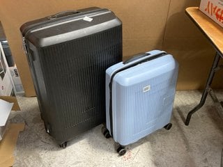 2 X AMERICAN TOURISTER LARGE &CABIN SIZE HARD SHELL WHEELED COMBINATION LOCK SUITCASES IN BLACK & LIGHT BLUE: LOCATION - AR13