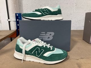 NEW BALANCE VELVET TRAINERS IN GREEN/WHITE - UK 8: LOCATION - AR14