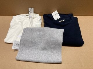 3 X ASSORTED CLOTHING ITEMS TO INCLUDE BARBOUR MARINER LONG SLEEVE KNITTED JUMPER IN NAVY - UK 12: LOCATION - AR14