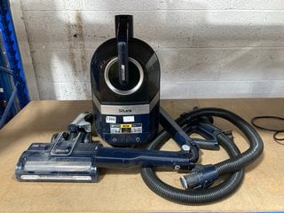 SHARK CZ250UKT BAGLESS CYLINDER VACUUM CLEANER: LOCATION - AR18