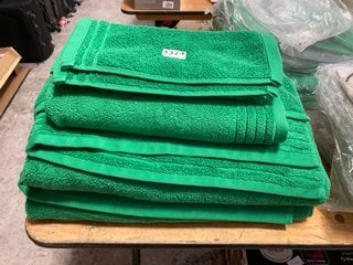 JOHN LEWIS & PARTNERS SET OF 4 COTTON BATH TOWELS IN GREEN: LOCATION - A5T