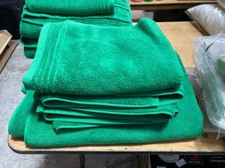 JOHN LEWIS & PARTNERS SET OF 4 COTTON BATH TOWELS IN GREEN: LOCATION - A5T