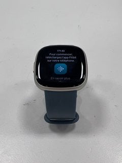 FITBIT VERSA 4 HEALTH & FITNESS TRACKER IN SILVER/BLACK/BLUE: MODEL NO FB523 (WITH STRAPS & CHARGING CABLE) [JPTM124540]