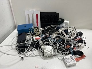 BOX OF ASSORTED ITEMS TO INCLUDE APPLE MACBOOK CHARGER, FITBIT STRAPS, CABLES, APPLE WATCH STRAPS, MICROSOFT KEYBOARD, SONY BLU-RAY DISK PLAYER & OTHERS MIXED TECH ITEMS. [JPTM124850]