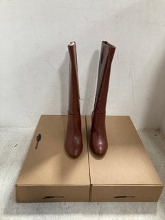 2 X WOMENS FAUX LEATHER BOOTS IN CHESTNUT BROWN SIZE: 6 RRP - £120: LOCATION - H14