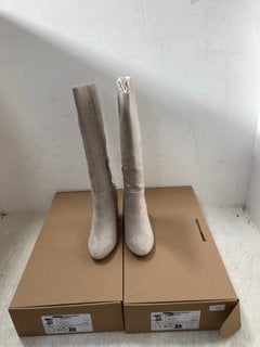 2 X WOMENS FAUX LEATHER BOOTS IN GREY SIZE: 8 AND 11: LOCATION - G16