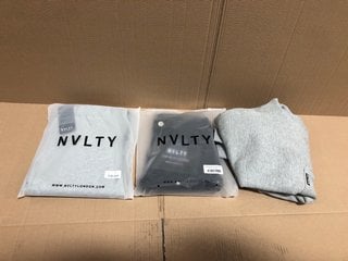 3 X ASSORTED NVLTY MENS CLOTHING TO INCLUDE HEAVY WEIGHT RELAXED HOODIE IN LIGHT GREY SIZE: S: LOCATION - G9