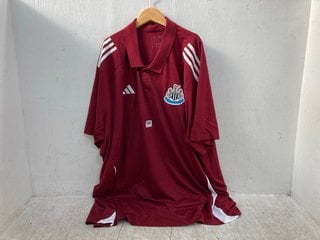 ADIDAS NEWCASTLE UNITED LOGO PRINT FOOTBALL TSHIRT IN MAROON SIZE: 3XL: LOCATION - F5