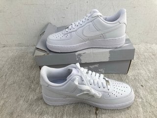 NIKE AIR FORCE 1 LACE UP TRAINERS IN WHITE SIZE: 7: LOCATION - F5