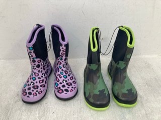 2 X CHILDRENS MOUNTAIN WAREHOUSE PRINTED WELLIES IN GREEN AND PURPLE SIZE: 2: LOCATION - F7