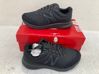 NEW BALANCE LOGO PRINT MESH SPORT TRAINERS IN BLACK SIZE: 6.5: LOCATION - F11