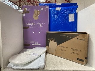 6 X ASSORTED BABY ITEMS TO INCLUDE SNUZ CRIB MATTRESS: LOCATION - H3