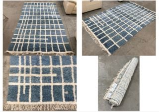 WEST ELM CRAFTMARK GRID PLAID SHAG STYLE TAPIS FLOOR RUG IN NATURAL AND LIGHT BLUE: LOCATION - B2