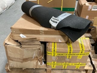 PALLET OF ASSORTED ITEMS TO INCLUDE ROLL OF HEAVY DUTY RUBBER STYLE MATTING IN BLACK: LOCATION - D7 (KERBSIDE PALLET DELIVERY)