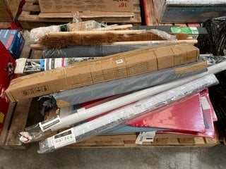 PALLET OF ASSORTED ITEMS TO INCLUDE HARD BRISTLE STYLE YARD BRUSHES IN NATURAL: LOCATION - D7 (KERBSIDE PALLET DELIVERY)