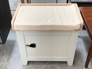 COTSWOLD COMPANY LIFT TOP STORAGE STOOL IN GREY AND LIGHT OAK WITH NATURAL SEAT PAD TOP: LOCATION - B4