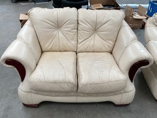 VINTAGE STYLE SCROLL ARM COMPACT 2 SEATER SOFA IN VINTAGE CREAM LEATHER WITH DARK WALNUT ARMS AND FEET: LOCATION - D7