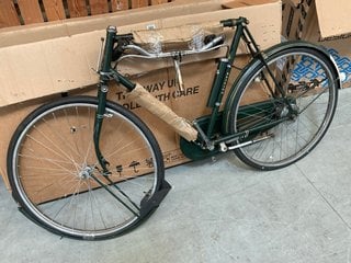 VINTAGE STYLE PUSH BIKE BICYCLE IN BRITISH RACING GREEN WITH GOLD EFFECT PINSTRIPE DETAILING: LOCATION - A9