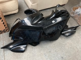 BMW MOTORBIKE BODYWORK FAIRINGS SET IN BLACK: LOCATION - D7