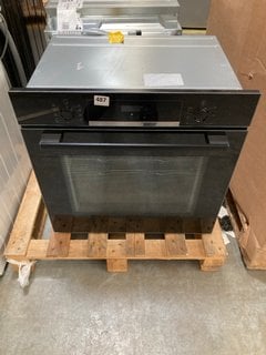 BOSCH BUILT IN SINGLE ELECTRIC OVEN: MODEL HBS573BB0B - RRP £599: LOCATION - A4