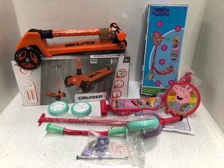 EVO CRUISER SCOOTER IN ORANGE TO INCLUDE PEPPA PIG DELUXE TRI SCOOTER: LOCATION - BR2