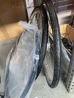 3 X ASSORTED WHEELS TO INCLUDE 2 X BAFANG ELECTRIC BIKE WHEELS WITH TYRES: LOCATION - BR4