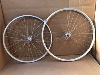 PART WHEELS BICYCLE WHEEL 622X19C IN SILVER TO INCLUDE KX 26" WHEEL IN SILVER: LOCATION - BR6