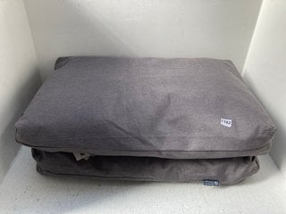 2 X DANISH DESIGN ANTIBACTERIAL MEDIUM DOG BEDS IN GREY: LOCATION - BR12