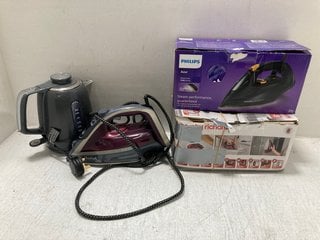 3 X ASSORTED IRONS TO INCLUDE PHILIPS AZUR STEAM IRON 7000 SERIES AND DUALIT WATER KETTLE IN DARK GREY: LOCATION - BR13