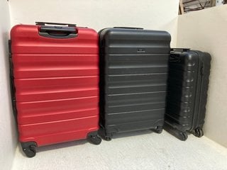 2 X JOHN LEWIS & PARTNERS MEDIUM 4-WHEEL HARD SHELL SUITCASES IN RED AND BLACK TO INCLUDE SMALL CABIN BAG IN BLACK: LOCATION - AR7