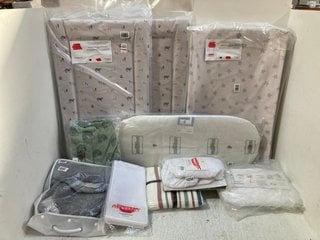 QTY OF ASSORTED BABY ITEMS TO INCLUDE JOHN LEWIS & PARTNERS CHANGING MAT LINERS AND WEDGE CHANGING MAT IN WHITE WITH GREY STARS: LOCATION - AR5